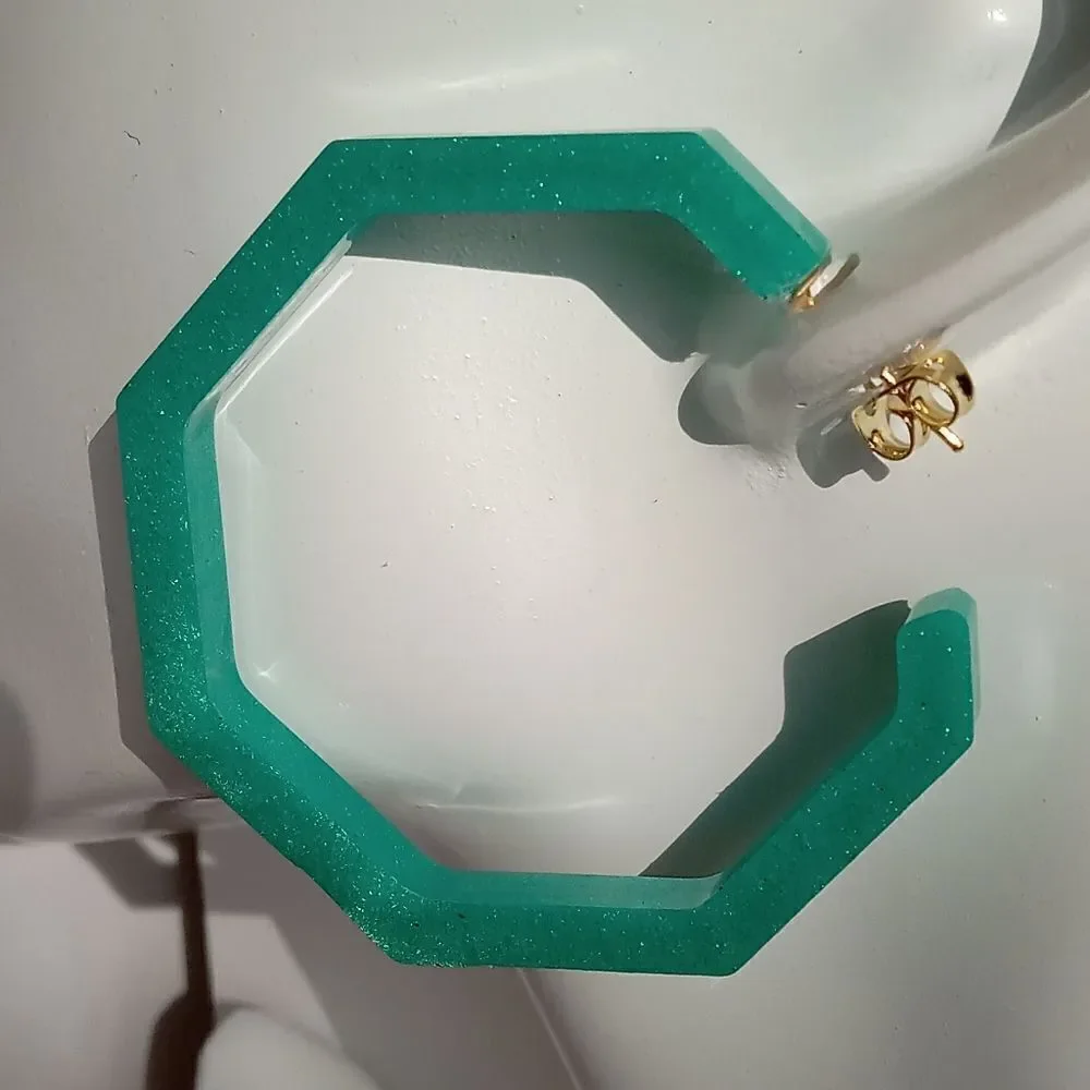Aqua geometric resin hoop earrings - Picture 3 of 3